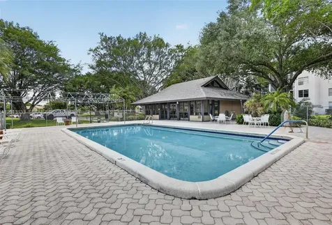 9330 Lagoon Place Davie FL 33324