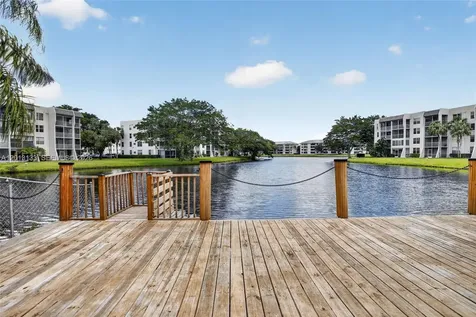 9330 Lagoon Place Davie FL 33324