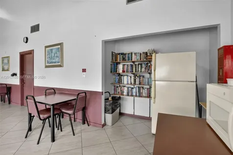 9330 Lagoon Place Davie FL 33324