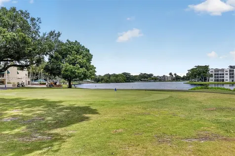 9330 Lagoon Place Davie FL 33324