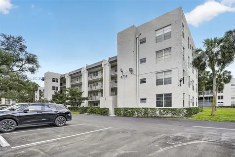 9330 Lagoon Place Davie FL 33324