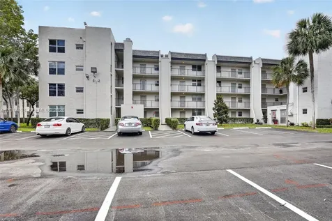 9330 Lagoon Place Davie FL 33324