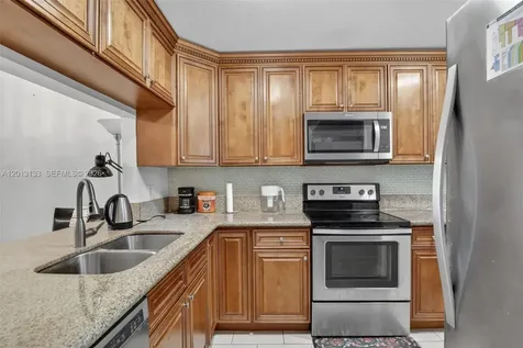 9330 Lagoon Place Davie FL 33324