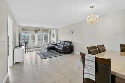 9330 Lagoon Place Davie FL 33324