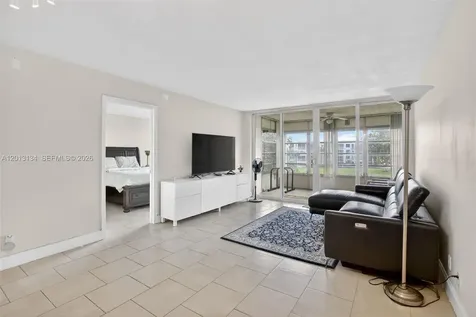 9330 Lagoon Place Davie FL 33324