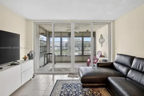 9330 Lagoon Place Davie FL 33324