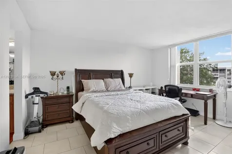 9330 Lagoon Place Davie FL 33324