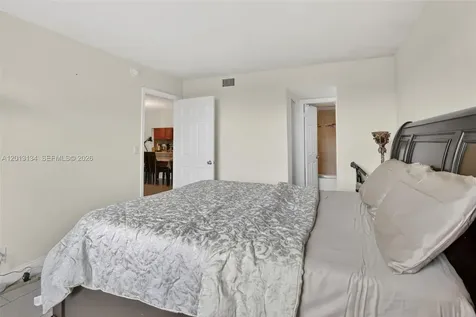 9330 Lagoon Place Davie FL 33324