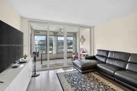 9330 Lagoon Place Davie FL 33324