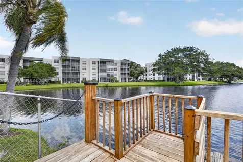 9330 Lagoon Place Davie FL 33324