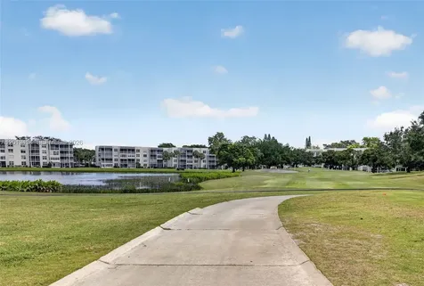 9330 Lagoon Place Davie FL 33324