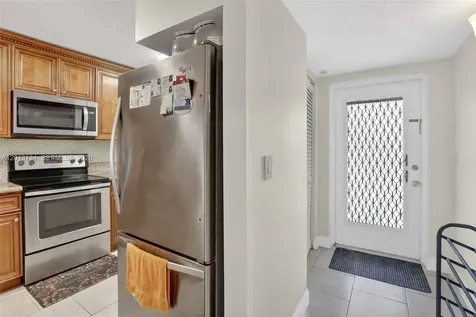 9330 Lagoon Place Davie FL 33324