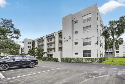 9330 Lagoon Place Davie FL 33324