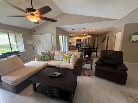 24 Lexington Lane W Palm Beach Gardens FL 33418