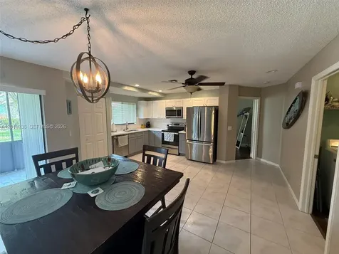 24 Lexington Lane W Palm Beach Gardens FL 33418