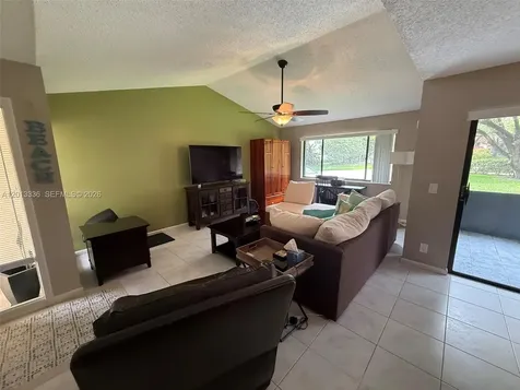 24 Lexington Lane W Palm Beach Gardens FL 33418