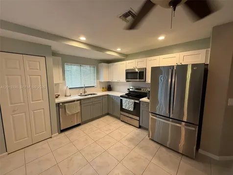 24 Lexington Lane W Palm Beach Gardens FL 33418