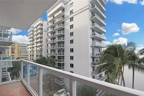 5085 NW 7th Street Miami FL 33126