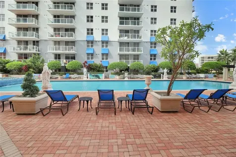 5085 NW 7th Street Miami FL 33126