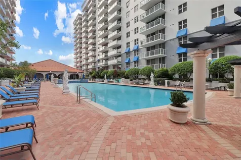 5085 NW 7th Street Miami FL 33126