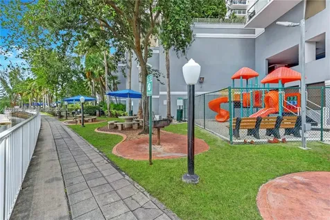 5085 NW 7th Street Miami FL 33126