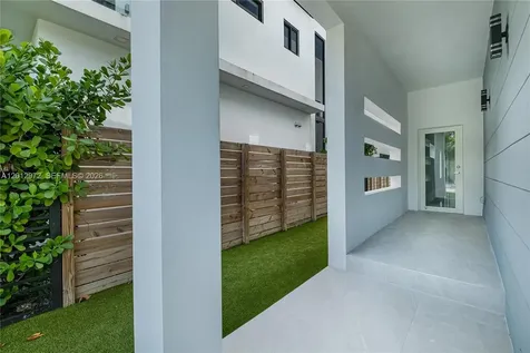 3142 Carter Street Miami FL 33133