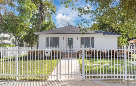 521 NW 33rd Avenue Miami FL 33125
