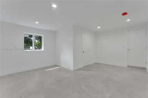 521 NW 33rd Avenue Miami FL 33125