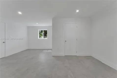 521 NW 33rd Avenue Miami FL 33125