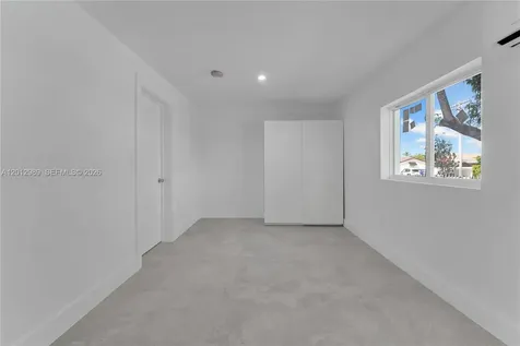 521 NW 33rd Avenue Miami FL 33125