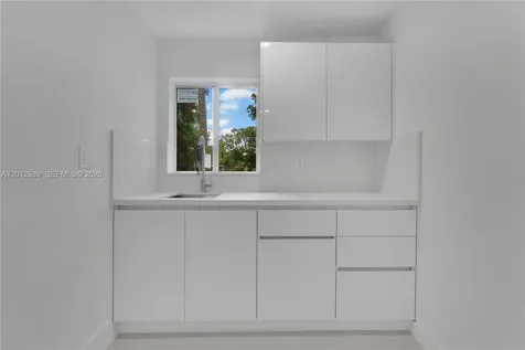 521 NW 33rd Avenue Miami FL 33125