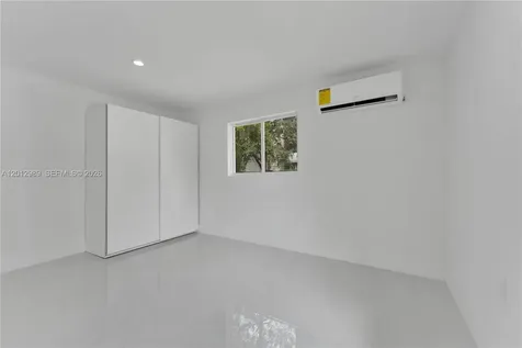 521 NW 33rd Avenue Miami FL 33125