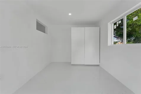 521 NW 33rd Avenue Miami FL 33125