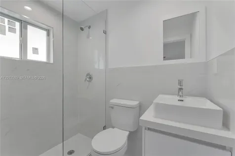 521 NW 33rd Avenue Miami FL 33125