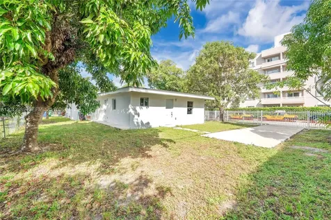 521 NW 33rd Avenue Miami FL 33125