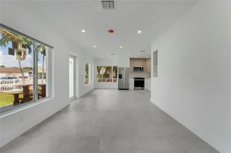 521 NW 33rd Avenue Miami FL 33125