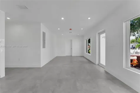 521 NW 33rd Avenue Miami FL 33125