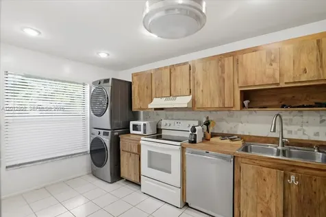 1270 NW 99th Avenue Pembroke Pines FL 33024
