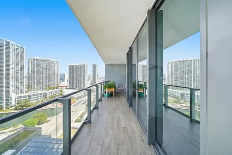 68 SE 6th Street Miami FL 33131