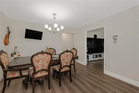 395 W 39th Place Hialeah FL 33012