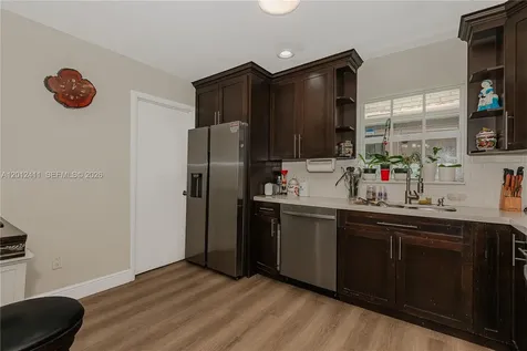 395 W 39th Place Hialeah FL 33012