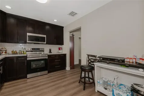 395 W 39th Place Hialeah FL 33012