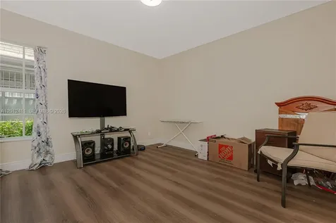 395 W 39th Place Hialeah FL 33012