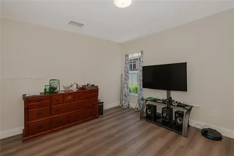 395 W 39th Place Hialeah FL 33012