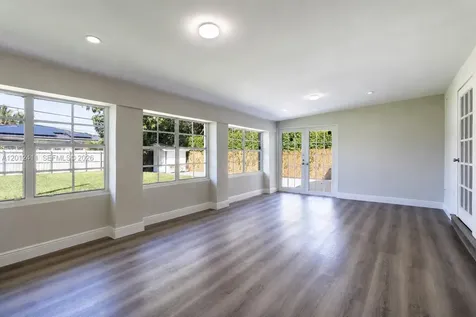 395 W 39th Place Hialeah FL 33012