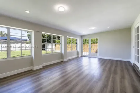 395 W 39th Place Hialeah FL 33012