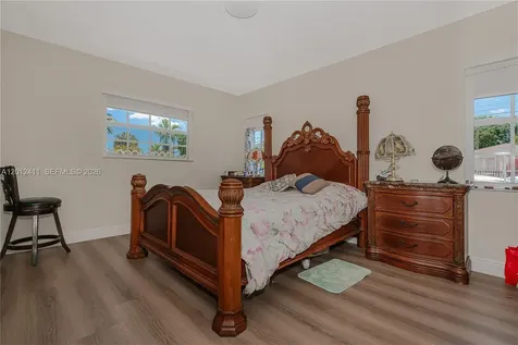395 W 39th Place Hialeah FL 33012