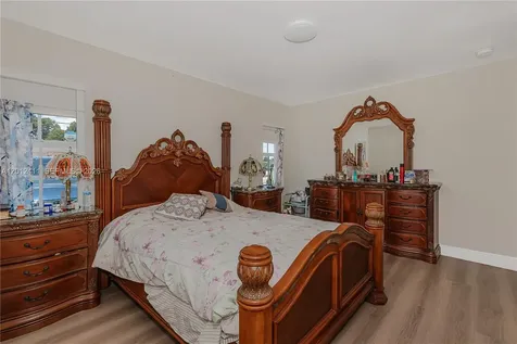 395 W 39th Place Hialeah FL 33012