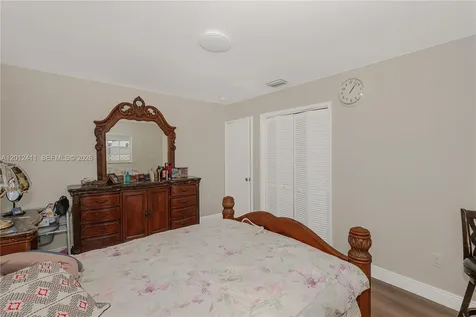 395 W 39th Place Hialeah FL 33012