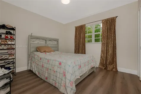 395 W 39th Place Hialeah FL 33012